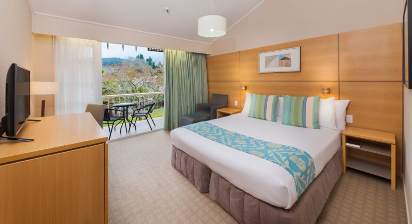 wairakei-resort-taupo-our-rooms-waiora-king-featured-image-01